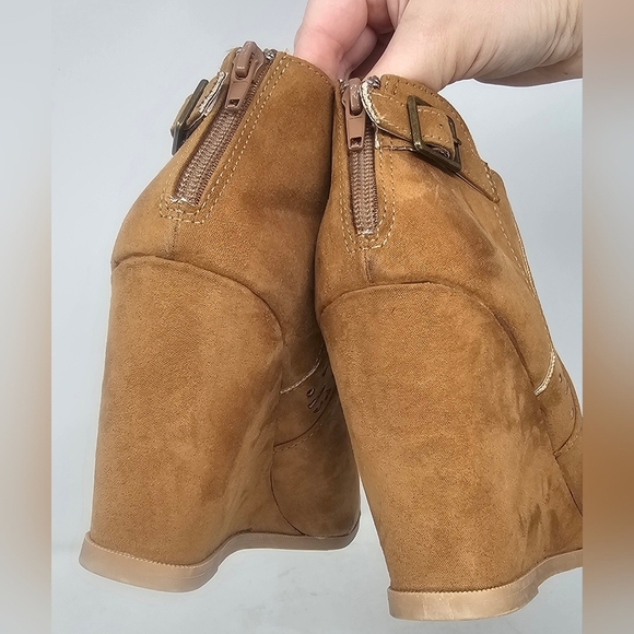Maurices Women's Daisey Perforated Wedge Ankle Zip Bootie Tan Faux Suede Size 11 - Picture 10 of 14
